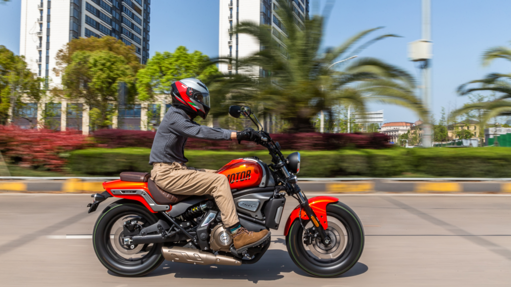 QJMOTOR SRV550ST out 1