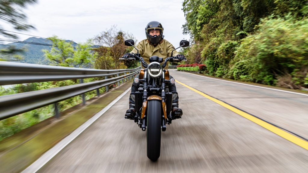 QJMOTOR SRV550ST out 2