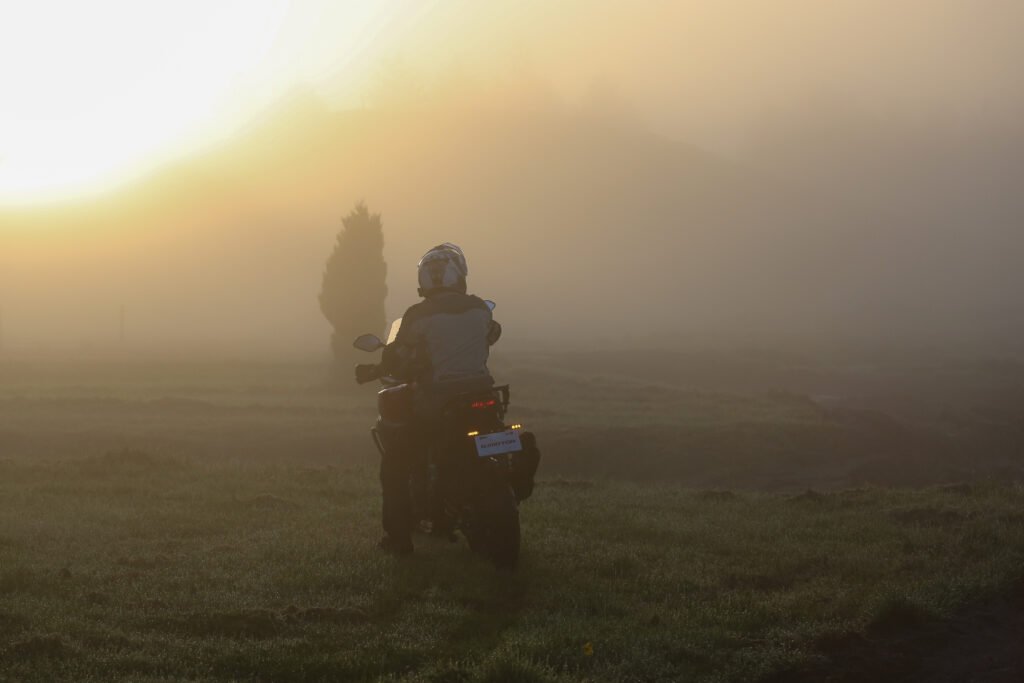 Motocicleta adventure QJMOTOR al amanecer en carretera