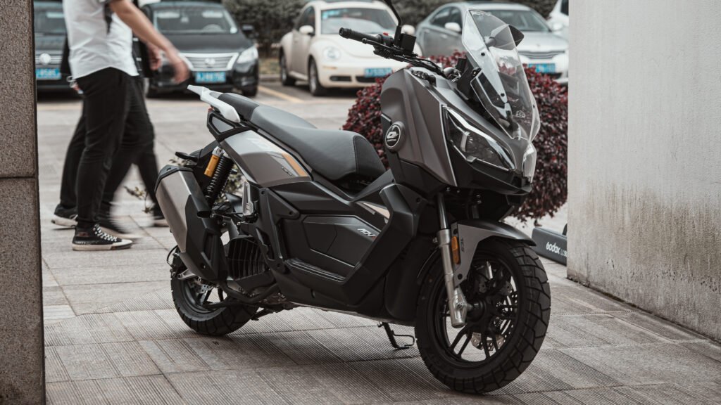 Scooter QJMOTOR estacionado en una calle de la ciudad