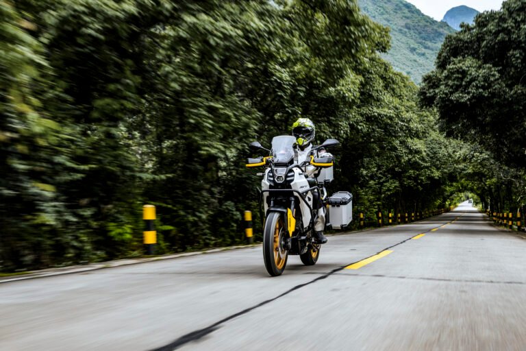Motocicleta adventure QJMOTOR circulando en carretera de montaña