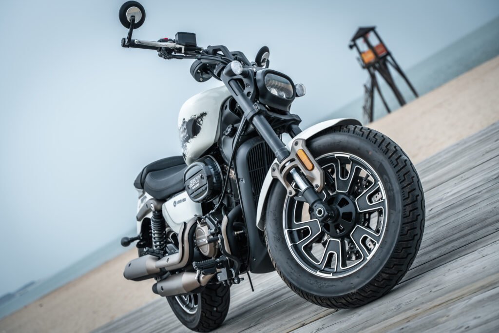 QJMOTOR ¿Se puede viajar en pareja en moto? Lo que debes saber antes de salir