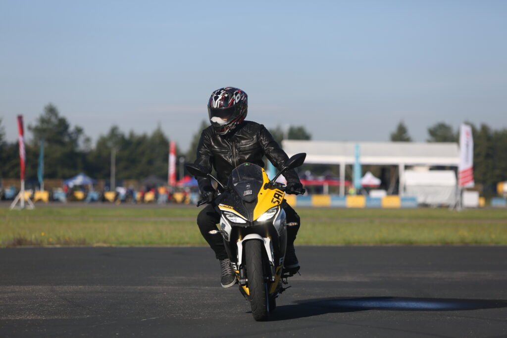 Motociclista en una motocicleta QJMOTOR de frente