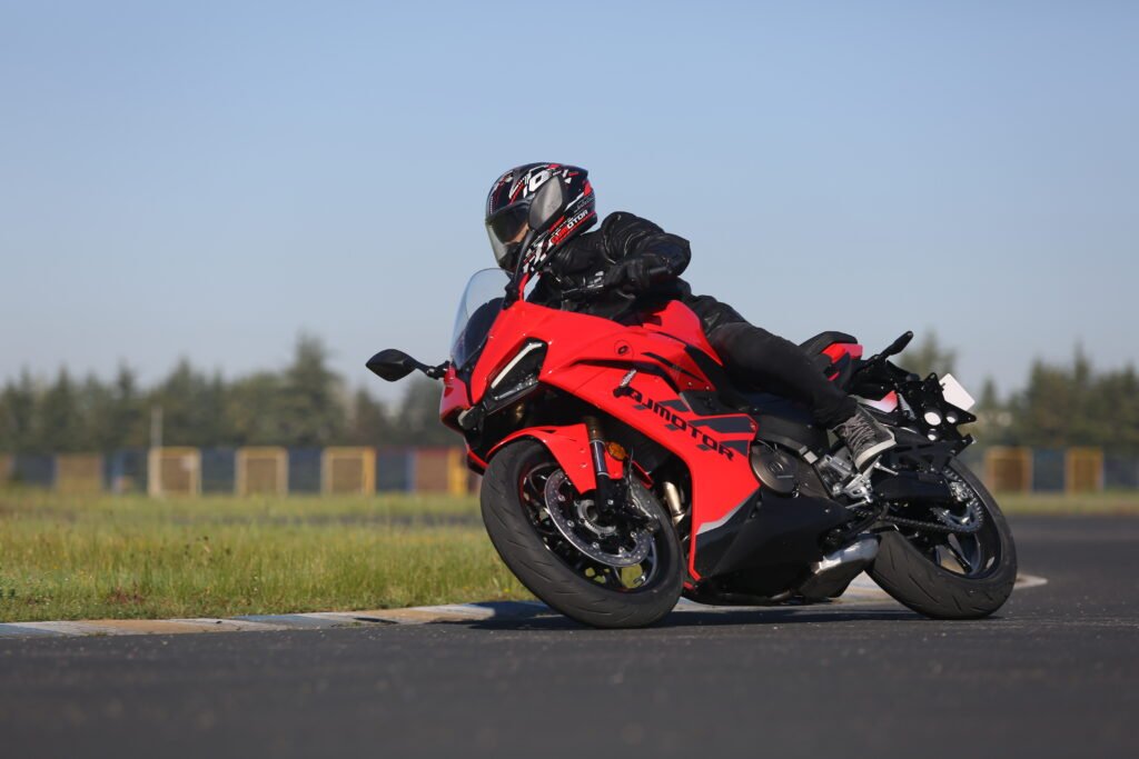 Motocicleta deportiva roja QJMOTOR en el circuito