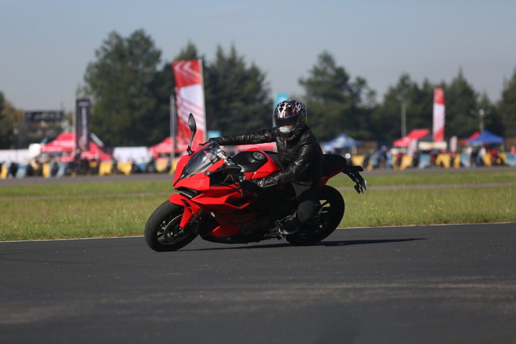 Motocicleta deportiva roja QJMOTOR en curva