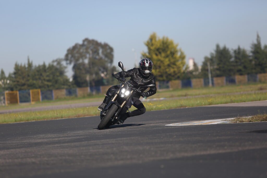 Motocicleta naked QJMOTOR tomando una curva