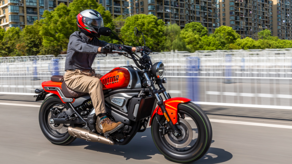 QJMOTOR ¿Se puede viajar en pareja en moto? Lo que debes saber antes de salir