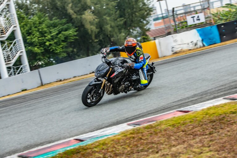 Motocicleta QJMOTOR en curva de circuito