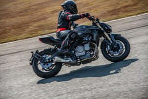 Motocicleta naked QJMOTOR rodando en pista