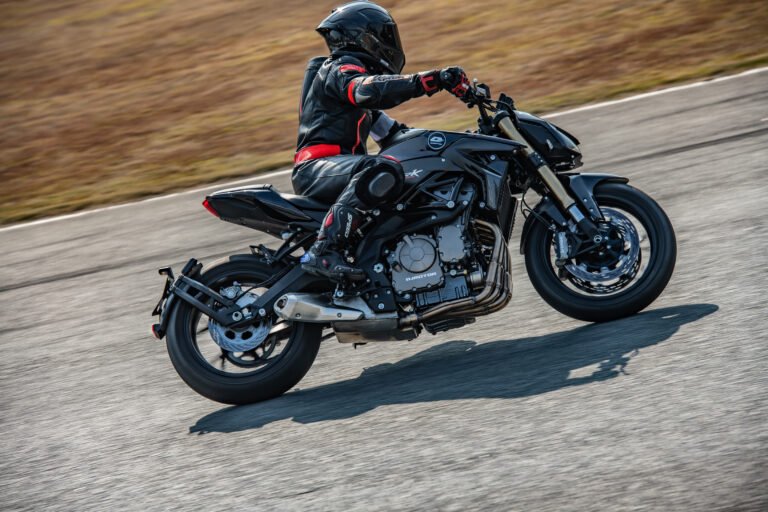Motocicleta naked QJMOTOR rodando en pista